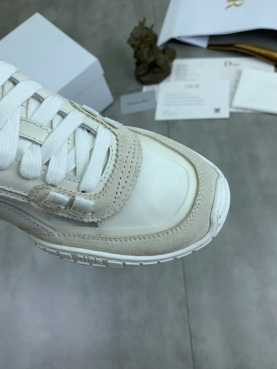 Men's men's shoes P520 new Dior Tech sneakers 2026 early spring series new products, with fashionable details, highlighting retro aesthetics. The light beige anti-suede cow leather upper is spliced ​​with apricot transparent mesh fabric on the side. The upper window edge is adhered with high-frequency flat ironing and back-pressure. It replicates the original craftsmanship, making it beautiful and comfortable without falling off. The interior is made of sheep lining of the same color, which is soft and comfortable. The heel and tongue are embellished with the Paris logo. The textured TPU soles with the same color logo. The high-end version is exquisitely packaged, adding a high-end style.  Code number: 35-46